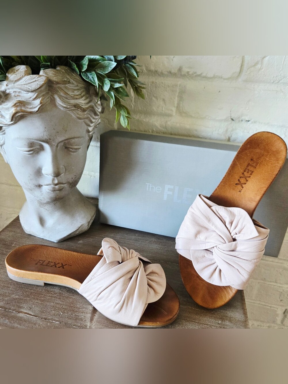 The Flexx Cream Leather Twist/Knot Slide Sandals, 7.5/8